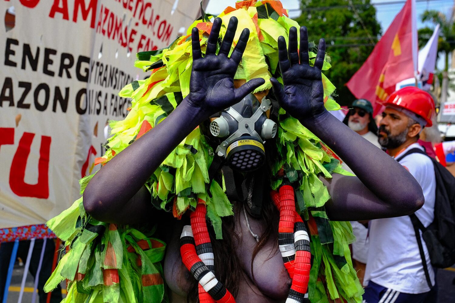COP30: Fossiel geld slokt klimaatactie op – Lobbyisten loungen, de wereld betaalt